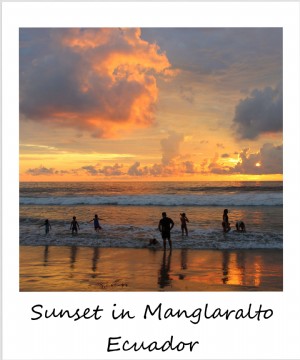 Polaroid de la semaine :coucher de soleil sur la plage à Montañita, Équateur