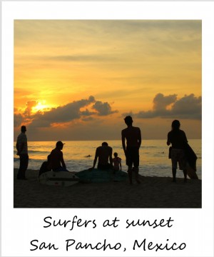 Polaroid de la semaine :Coucher de soleil et surfeurs à San Pancho, Mexique