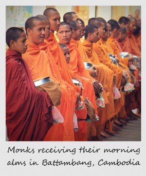 Polaroid de la semaine :des moines recevant leur aumône du matin à Battambang, Cambodge