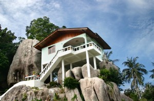 Maison sur la roche tropicale Photo