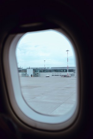 Aéroport à travers la fenêtre de l avion Photo