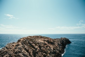 Falaise rocheuse dans l océan Photo