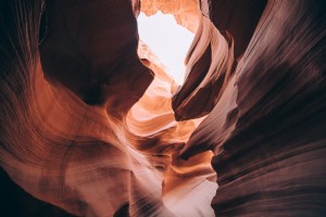 Lumière dans les bords sinueux d Antelope Canyon Photo