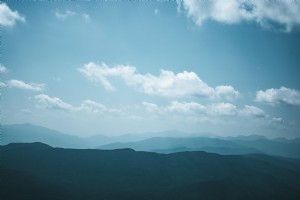 Nuages ​​blancs dans un ciel bleu au-dessus des collines Photo
