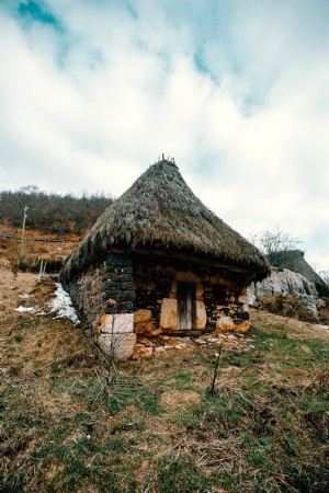 Cabane en pierre sur une colline Photo 