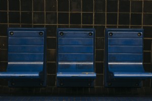 Chaises bleues sur une photo de plate-forme de métro 
