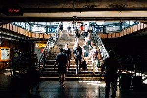 Escalier illuminé dans une photo de gare très fréquentée 