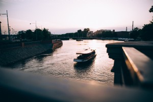 Un bateau de tourisme sur une rivière au coucher du soleil Photo 