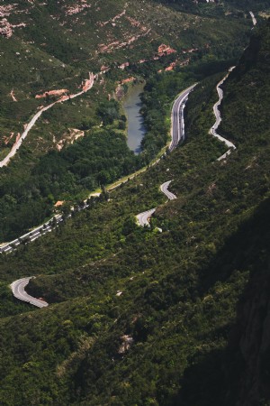 Photo de routes sinueuses de montagne 