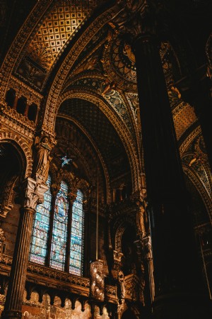 Lumière chaude dans une photo d église 