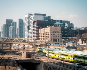 Un grand pont blanc au-dessus d une photo de la gare 
