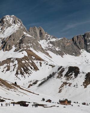 Une vaste photo de la chaîne de montagnes Rocheuses 