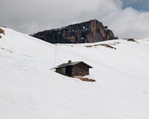 Petite cabane en rondins entourée de montagnes Photo 