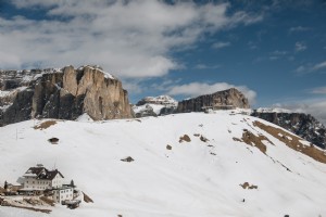 Hôtel de ski sous la chaîne de montagnes Rocheuses Photo 