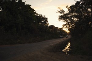 Une route de gravier au coucher du soleil Photo 