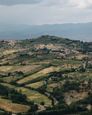 Ville italienne à flanc de colline dans un vaste paysage photo 