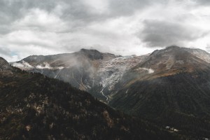 Nuages ​​bas en cascade sur les montagnes et une photo de la vallée 