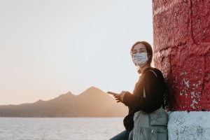 Femme au masque s appuie contre un mur par l eau Photo 
