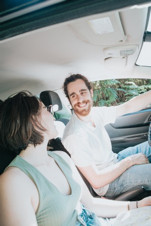 L intérieur d un véhicule avec des gens souriant ensemble Photo 