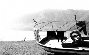 Un bateau avec des vêtements sur le rivage Photo 