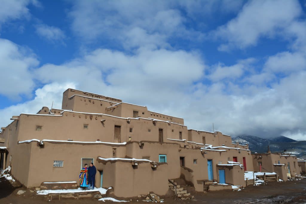 La meraviglia di Taos Pueblo in inverno 
