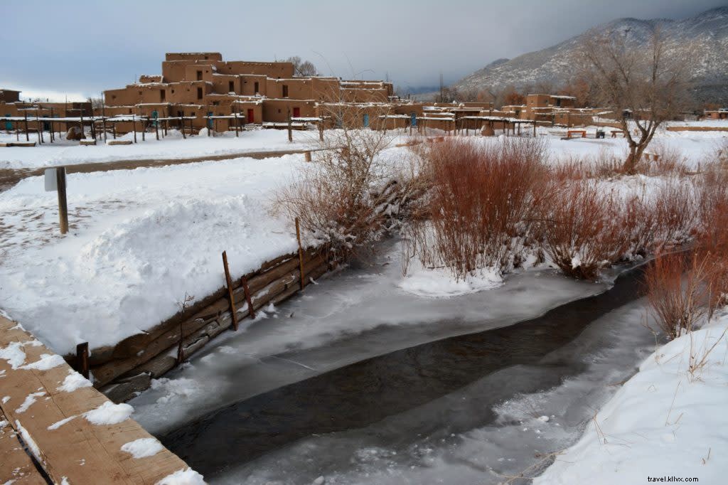 La meraviglia di Taos Pueblo in inverno 