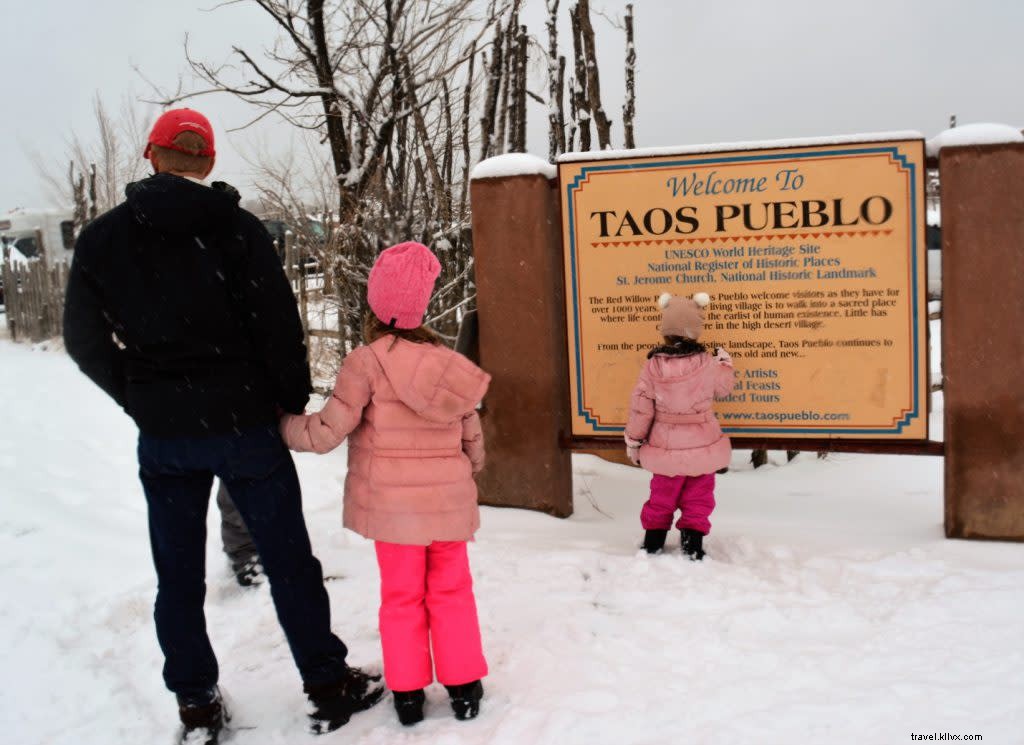 A maravilha de Taos Pueblo no inverno 