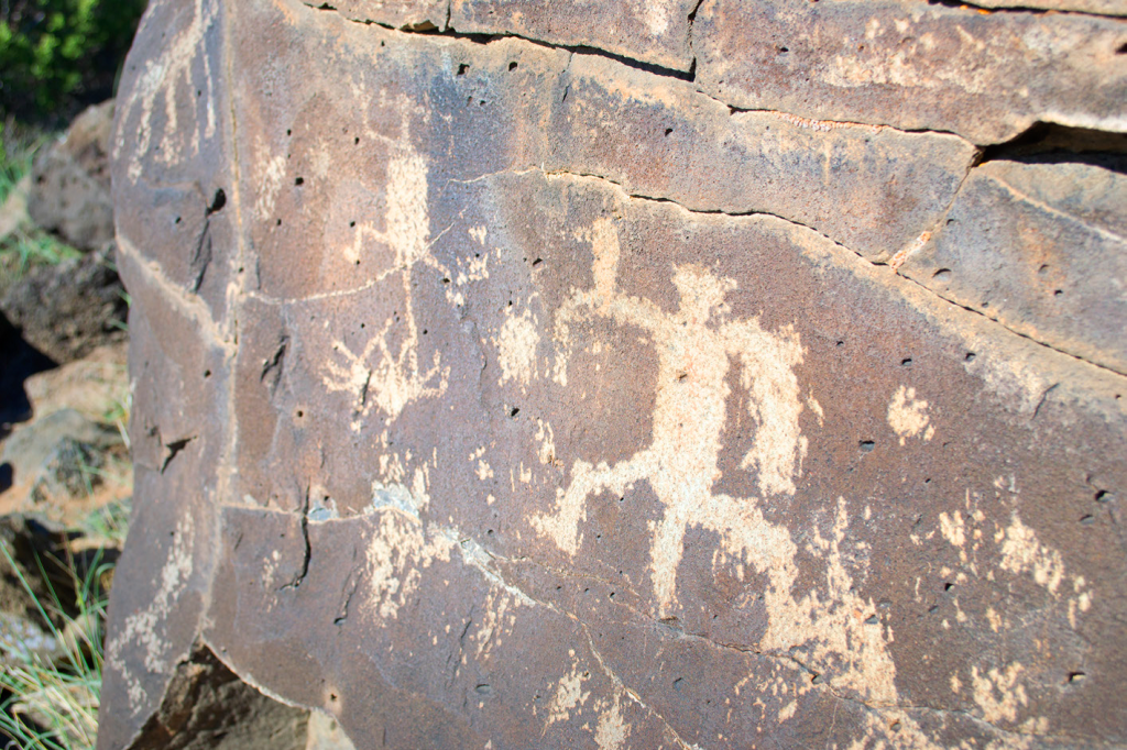 Una guida da esperti per percorrere antichi sentieri e arte rupestre 