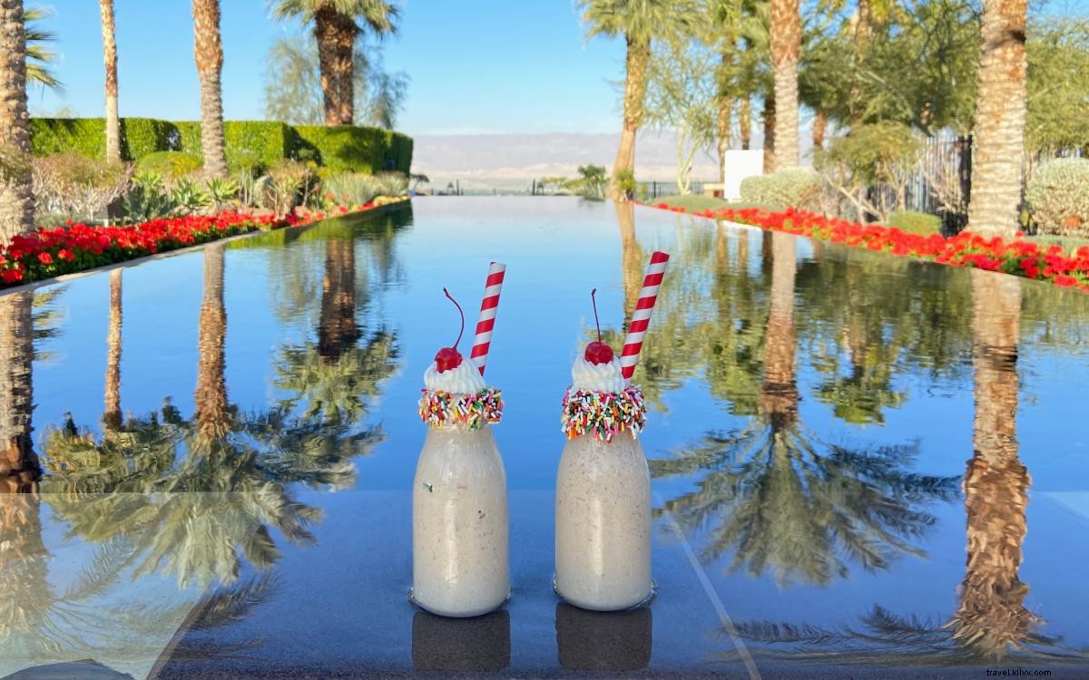 Makan di Tepi Kolam Renang di Greater Palm Springs 