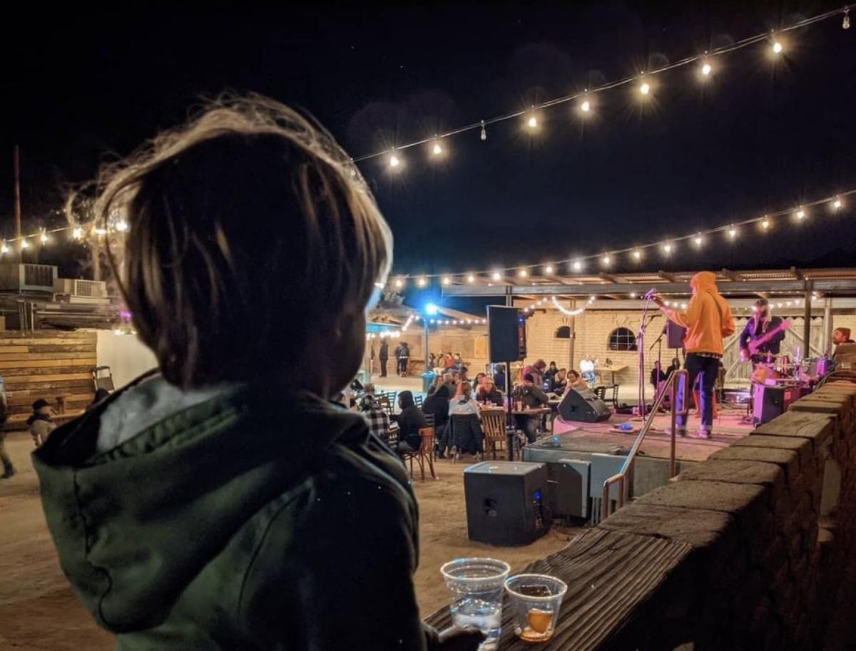 Melhores locais em Greater Palm Springs para música ao vivo ao ar livre 