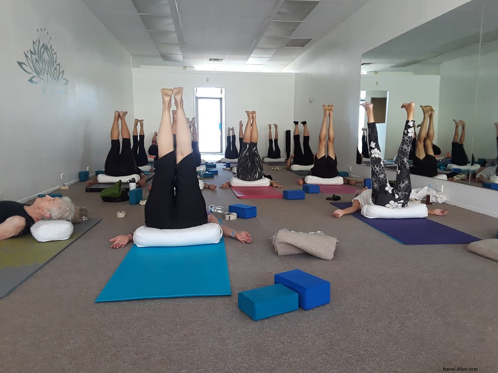 Onde desfrutar de Drop-in Yoga em Greater Palm Springs 