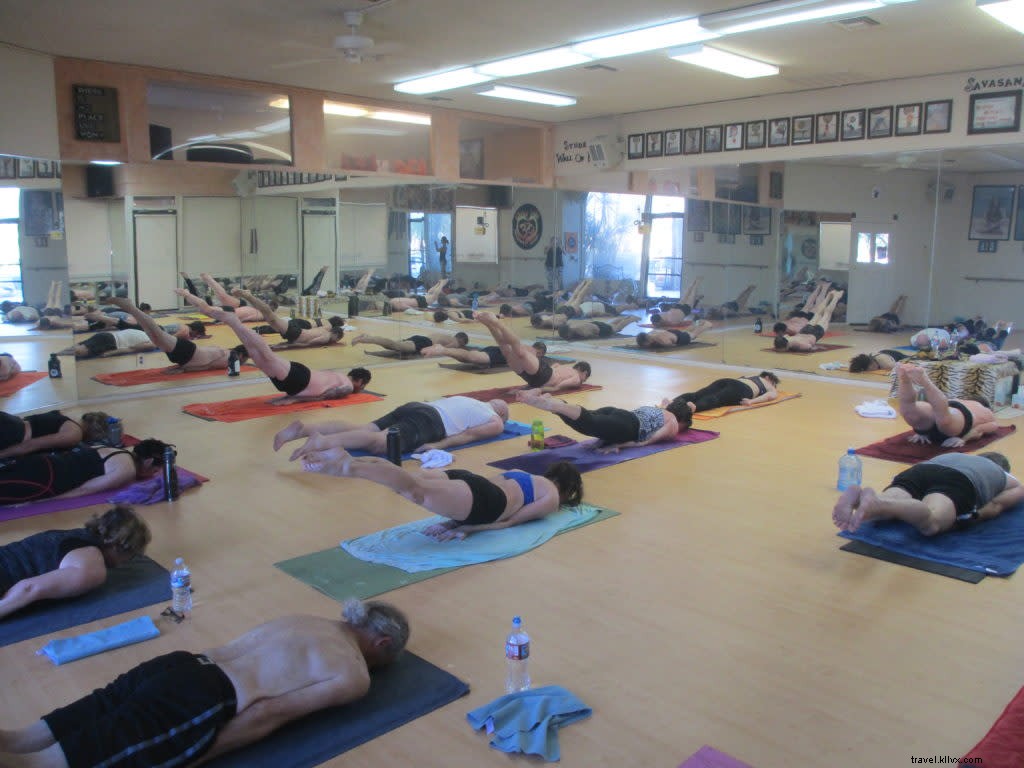 Tempat Menikmati Yoga Drop-in di Greater Palm Springs 