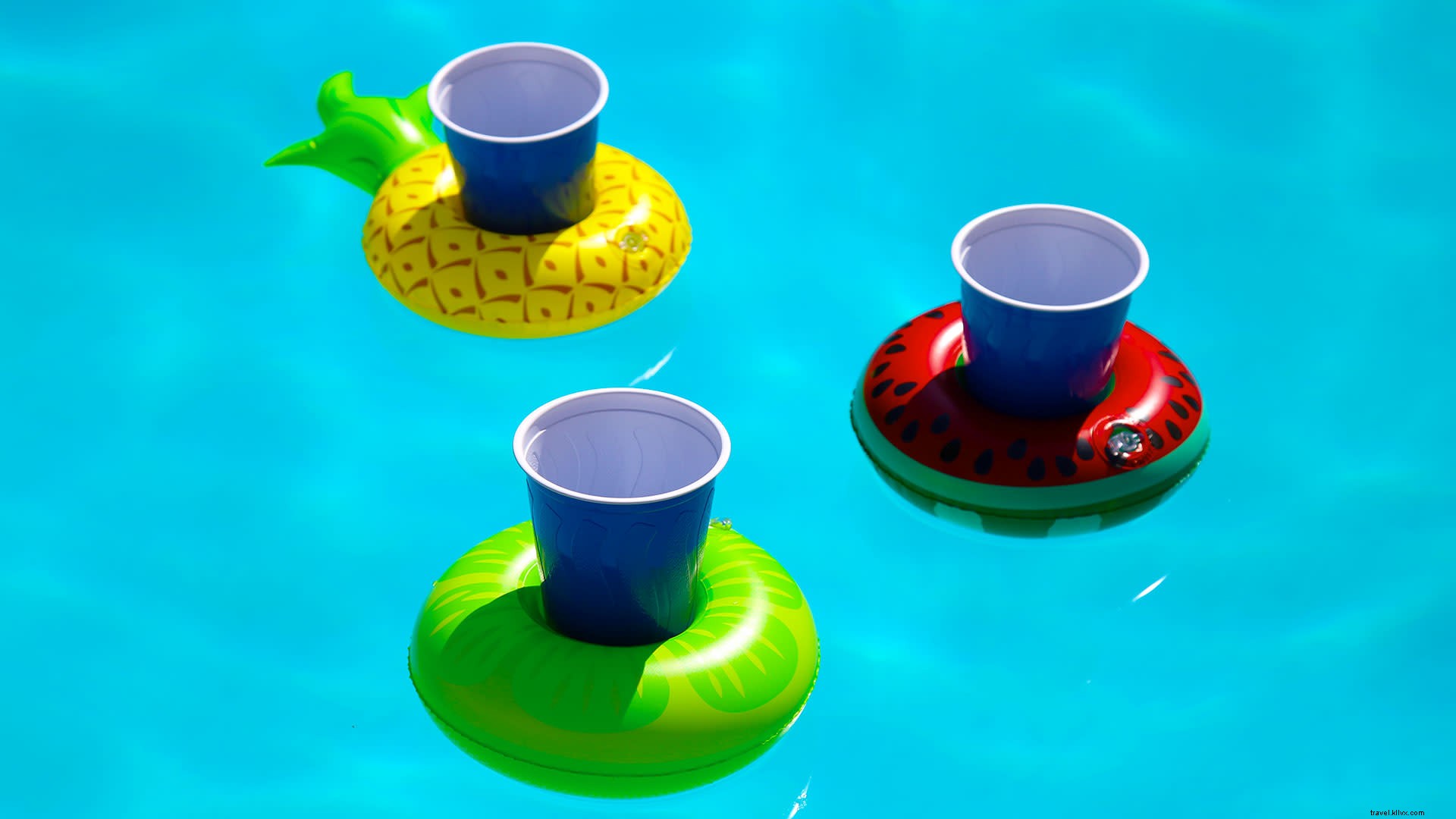 10 accesorios imprescindibles para fiestas en la piscina para el verano 