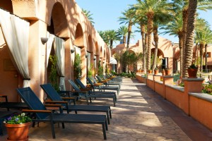 Cabana Kolam Renang VIP terbaik di Greater Palm Springs 