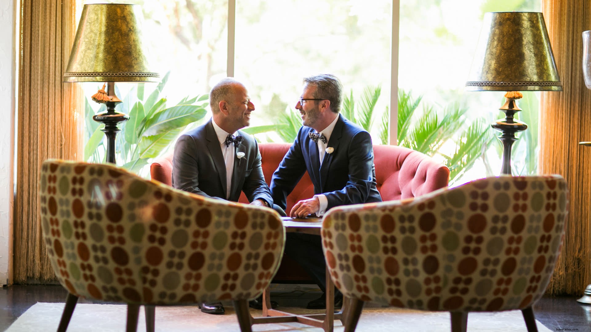 LGBTのカップルがグレーターパームスプリングスで結婚した至福を見つける 