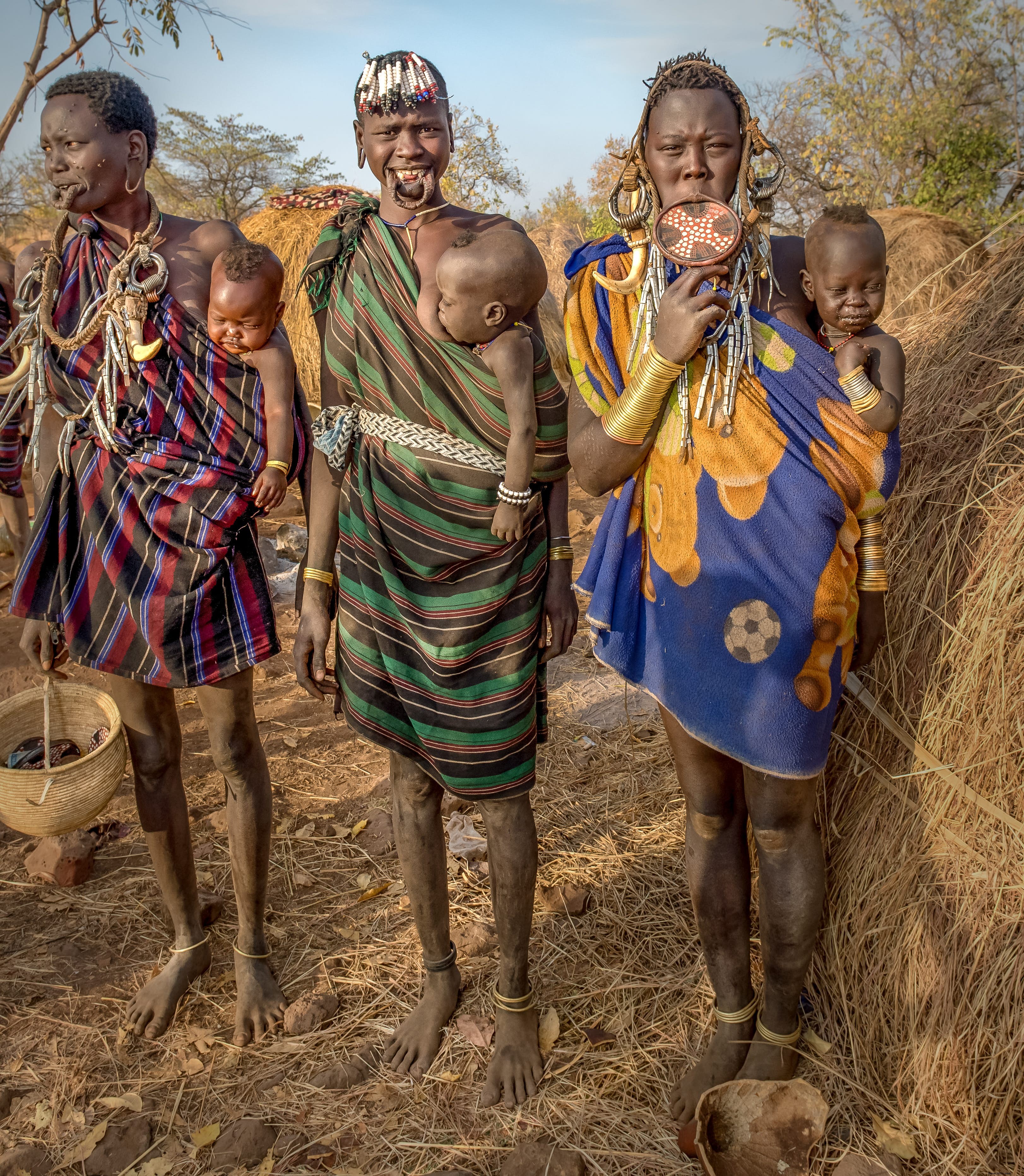 Guarda le incredibili foto di remote tribù africane catturate da un infermiera in prima linea COVID 