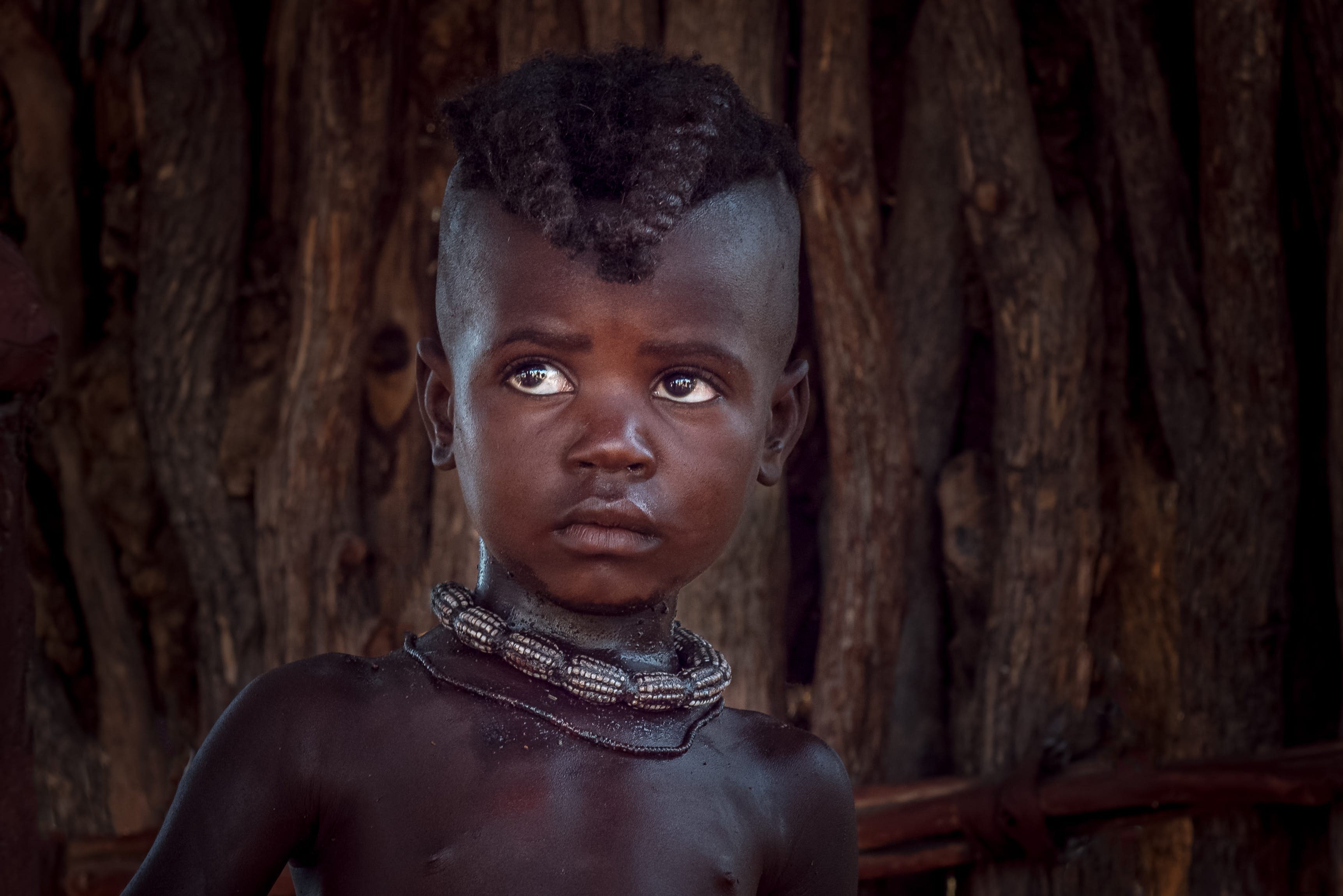 COVIDの最前線の看護師が撮影したアフリカの遠隔部族の素晴らしい写真をご覧ください 