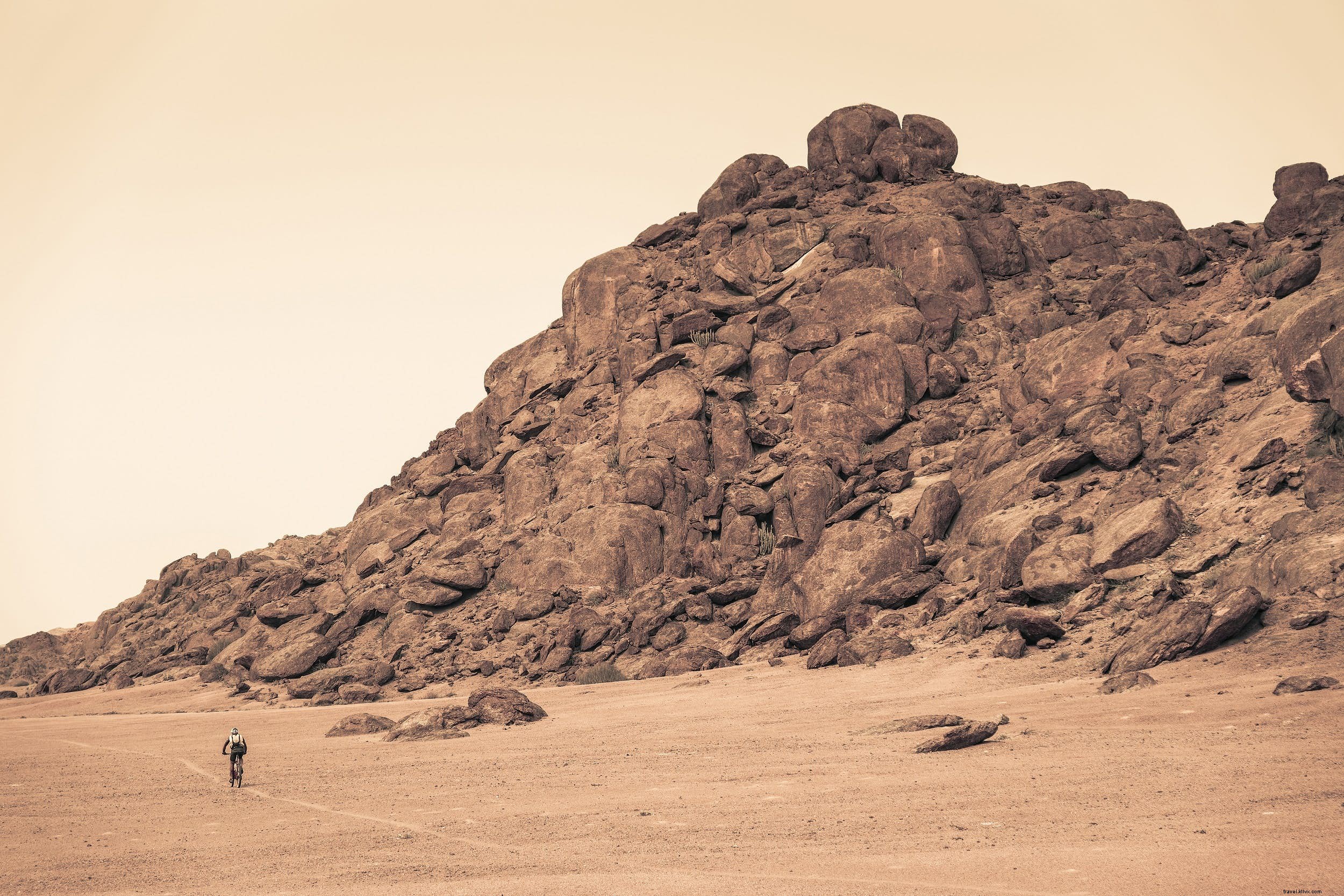 Naik bukit pasir, pendakian, berselancar dan banyak lagi:menemukan petualangan di Namibia 