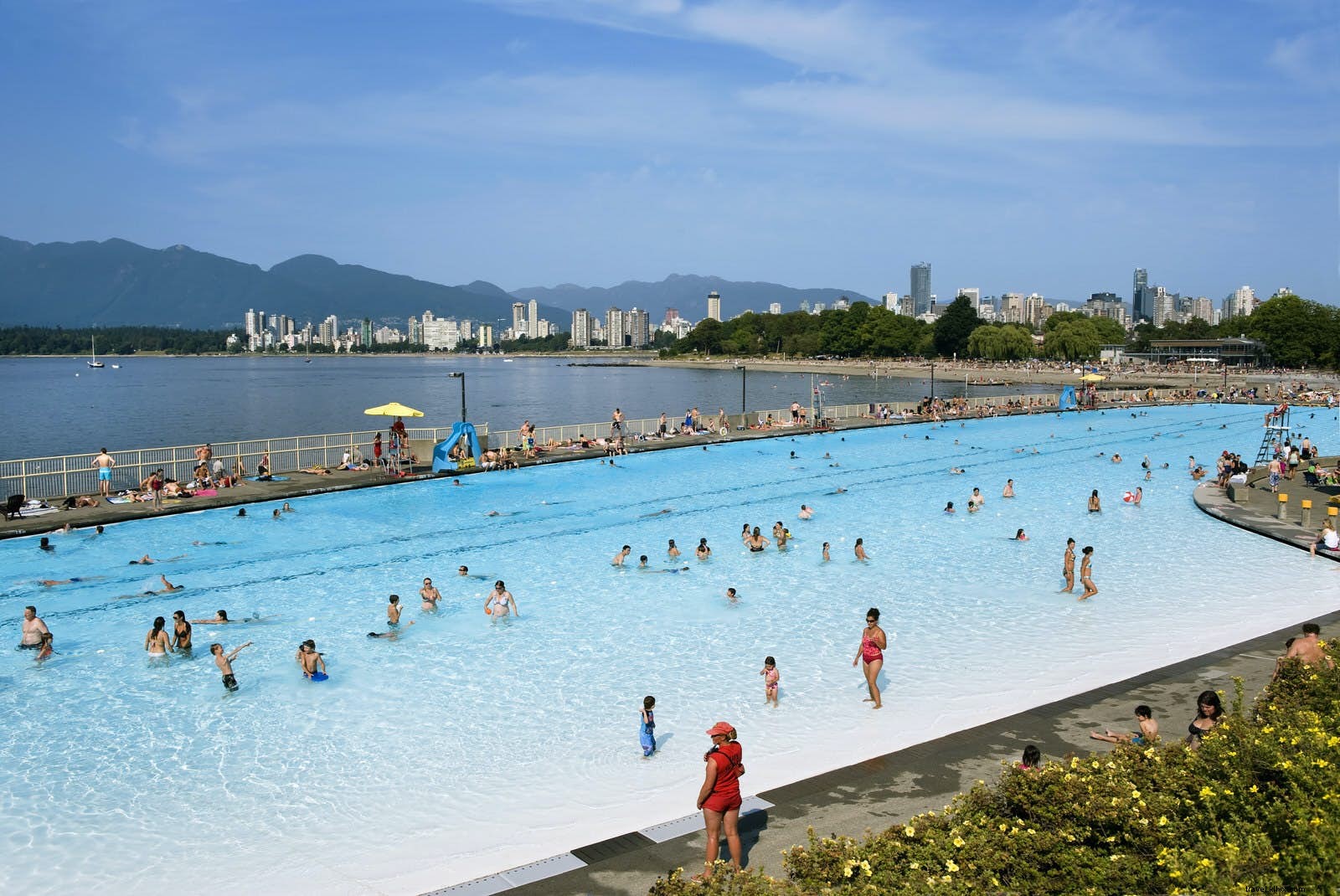 スプラッシュを作る：屋外の街の水泳に最適な場所 