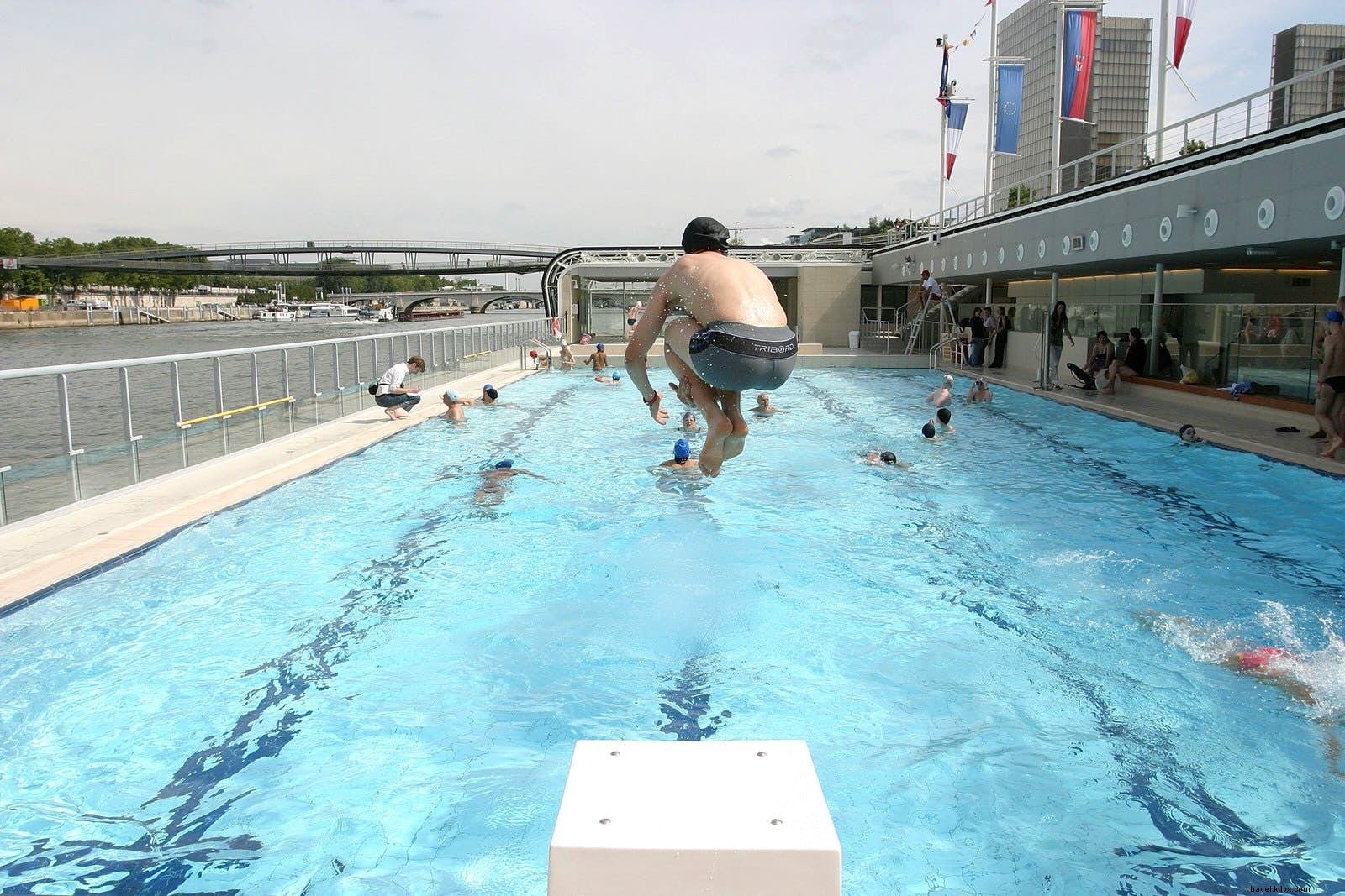 スプラッシュを作る：屋外の街の水泳に最適な場所 