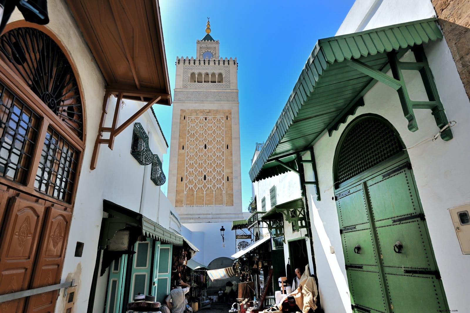 Medina meandros:explorando a antiga cidade murada no coração de Tunis 