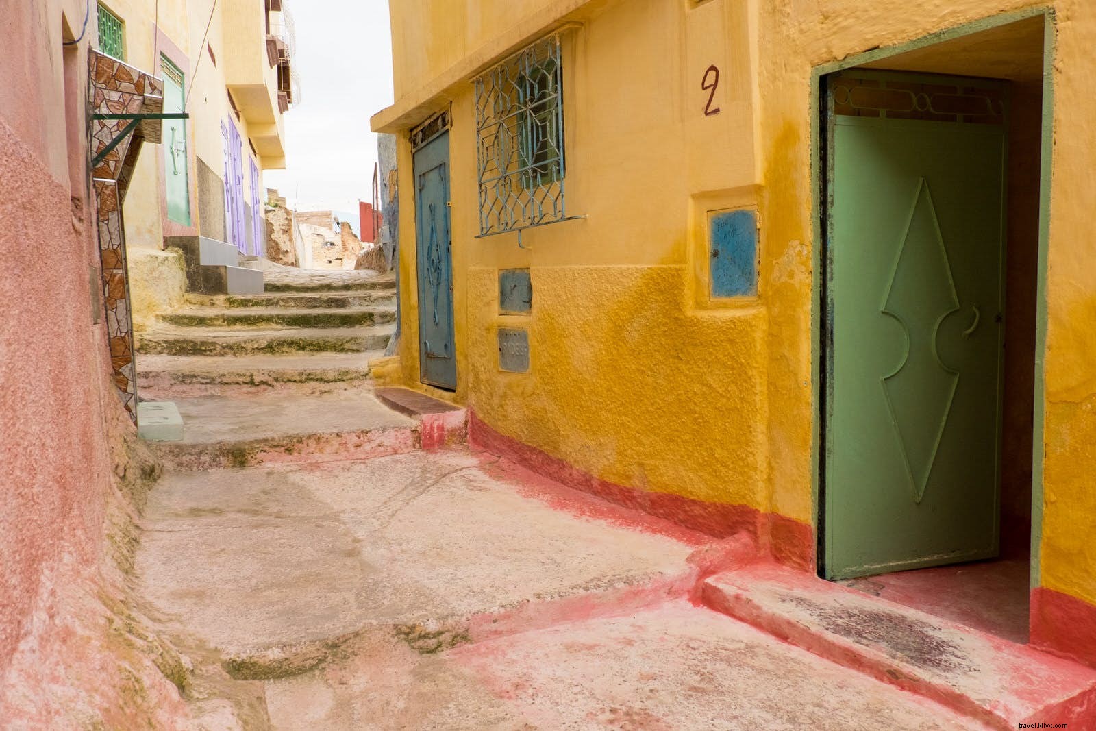 Singes, ruines et maisons troglodytes dans le Moyen Atlas solitaire du Maroc 
