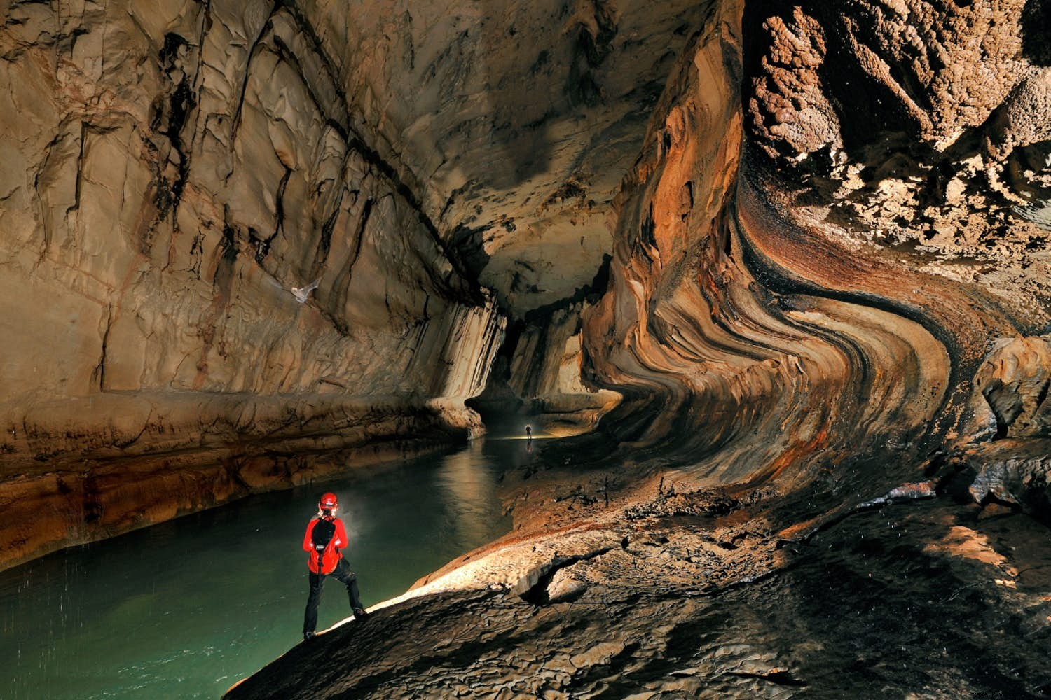 旅行者に会う：Robbie Shone、 洞窟探検家兼写真家 