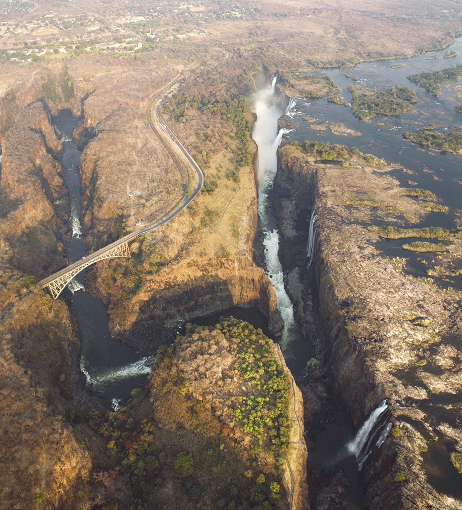 Zambezi come Zambezi go :un voyage le long du fleuve mythique d Afrique australe 