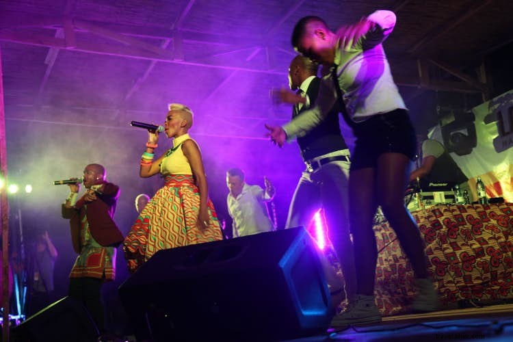 Contando las estrellas en el festival de música junto al lago de Malawi 