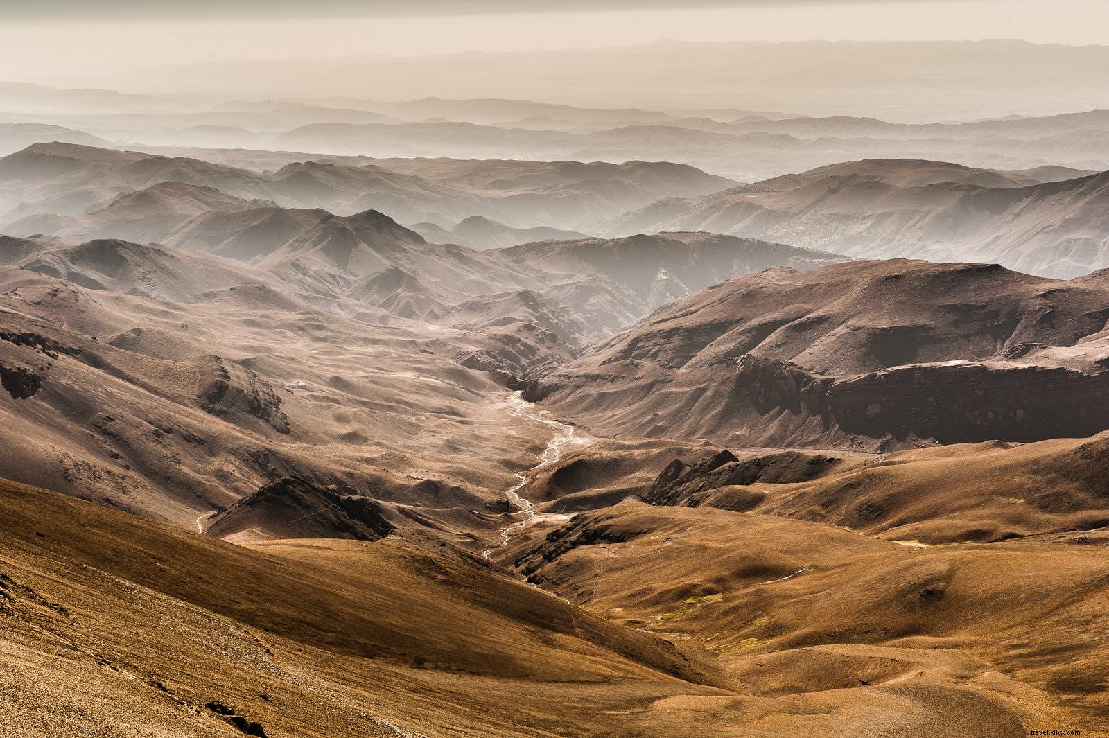 モロッコの未踏の野生の山々をトレッキング 