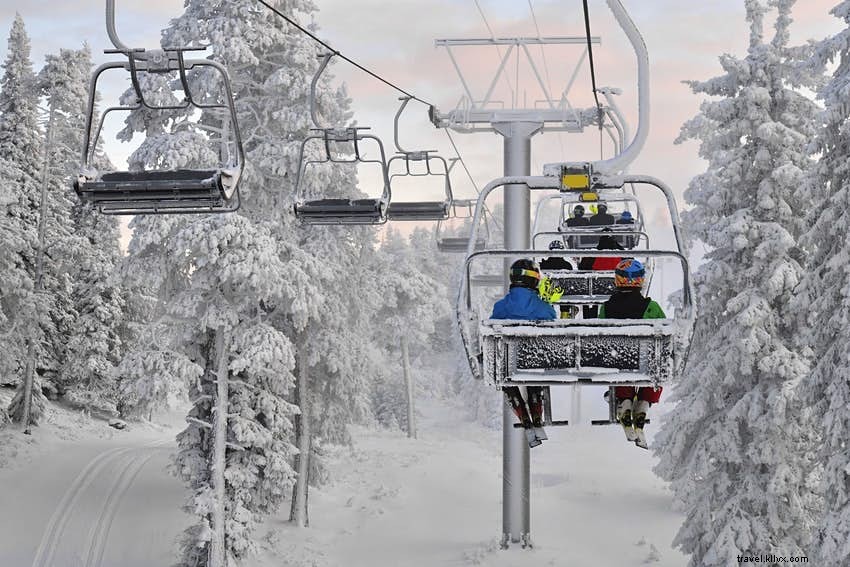 永遠の冬：一年中毎月スキーをする場所 