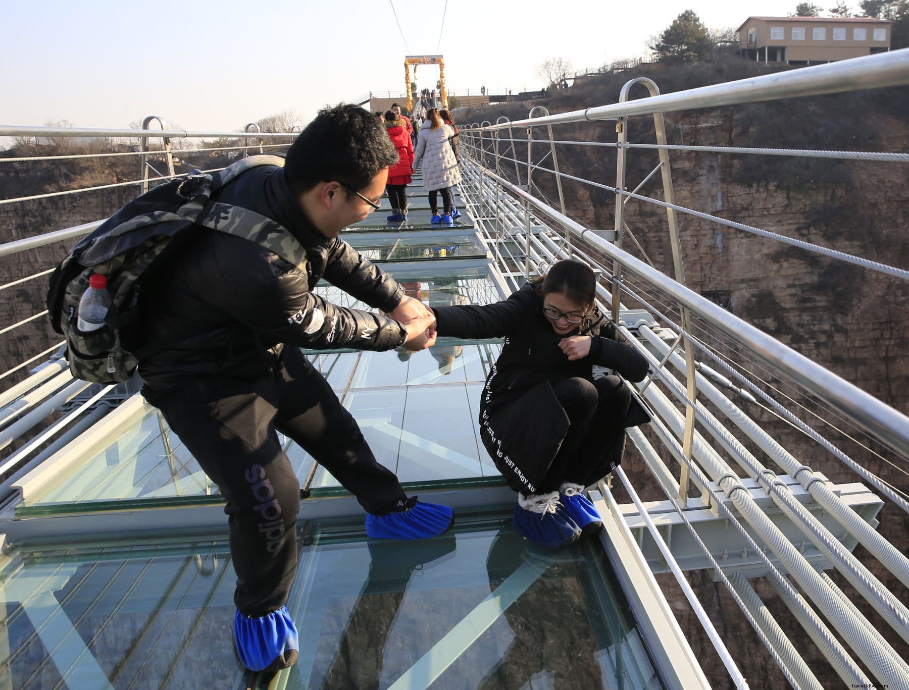 Desafía la gravedad en el nuevo puente de vidrio récord de China 