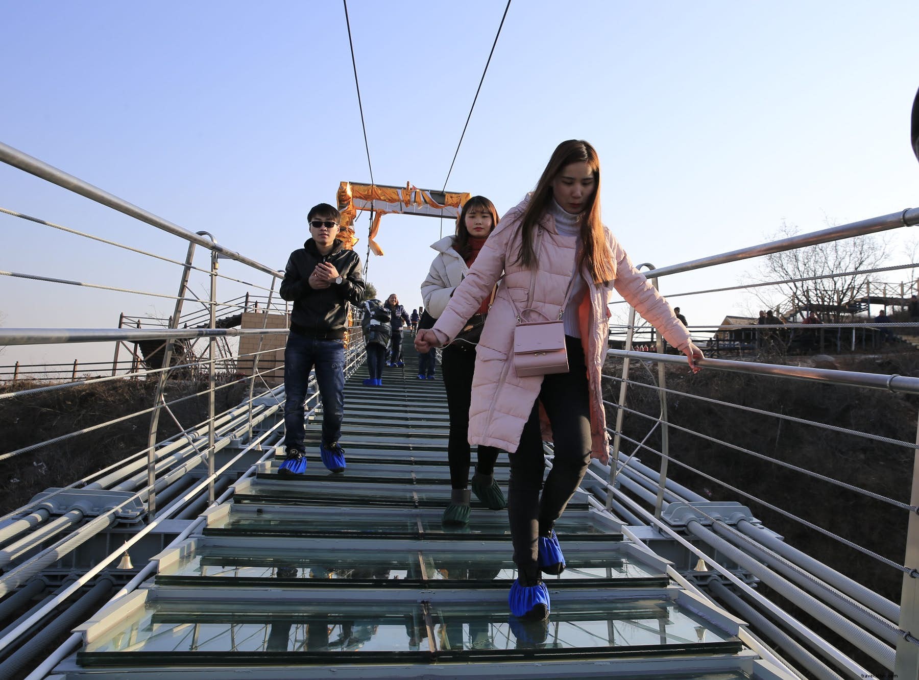 中国の新しい記録破りのガラス橋で重力に逆らう 