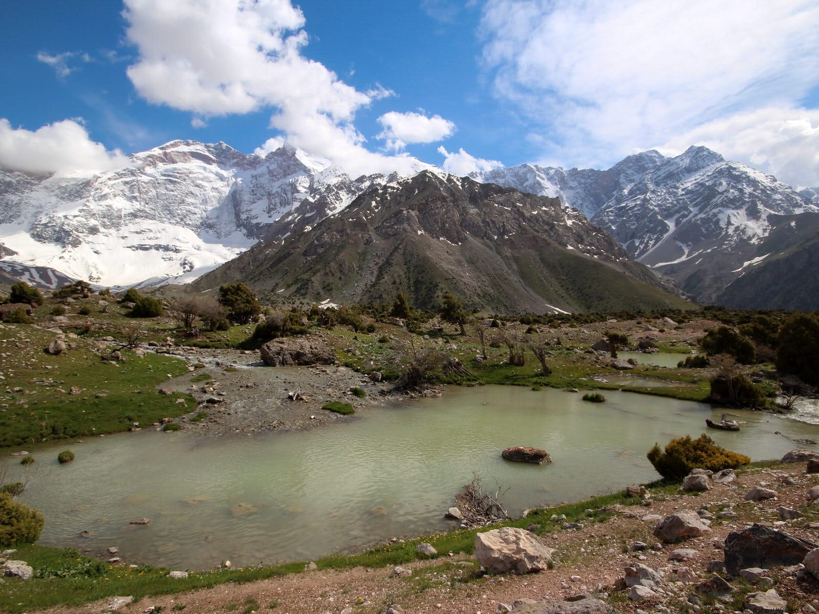 山頂とホームステイ：タジキスタンの雄大なファン山地の写真 